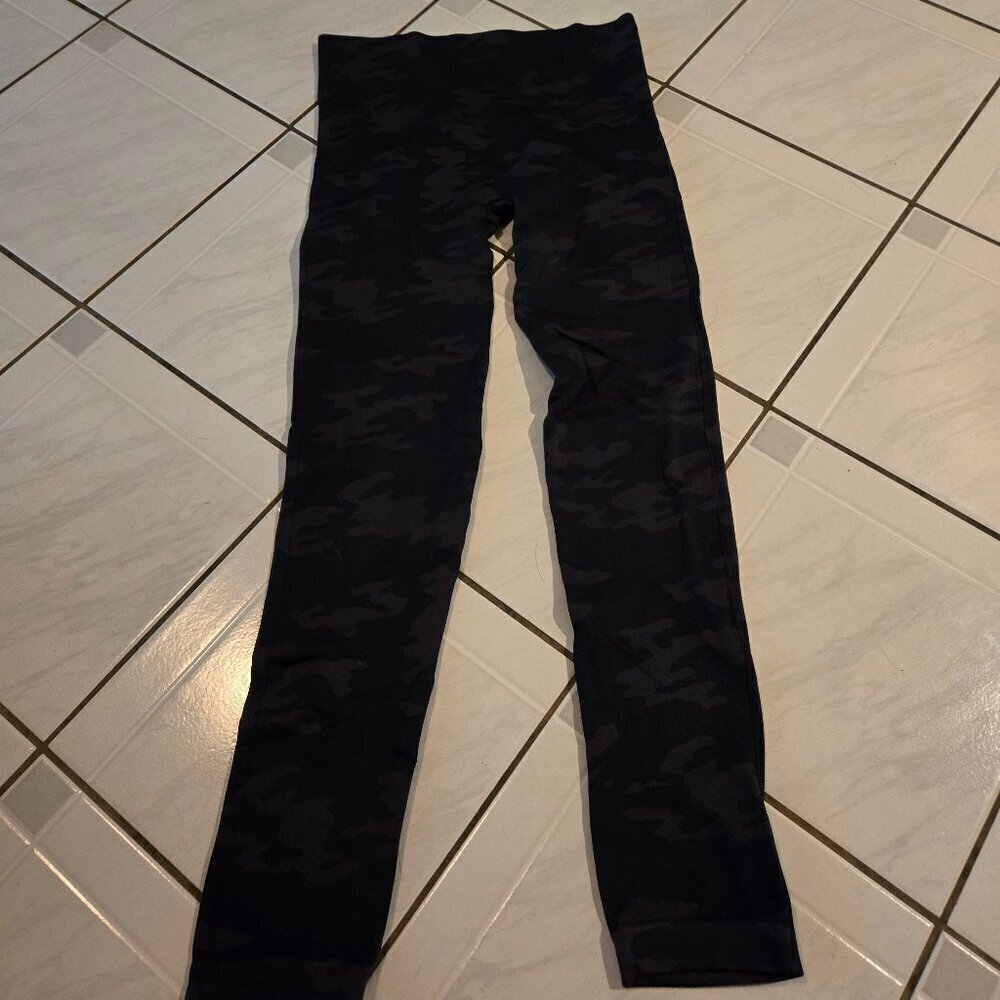 Spanx Look at Me Now Camouflage Seamless Leggings Black Gray M
